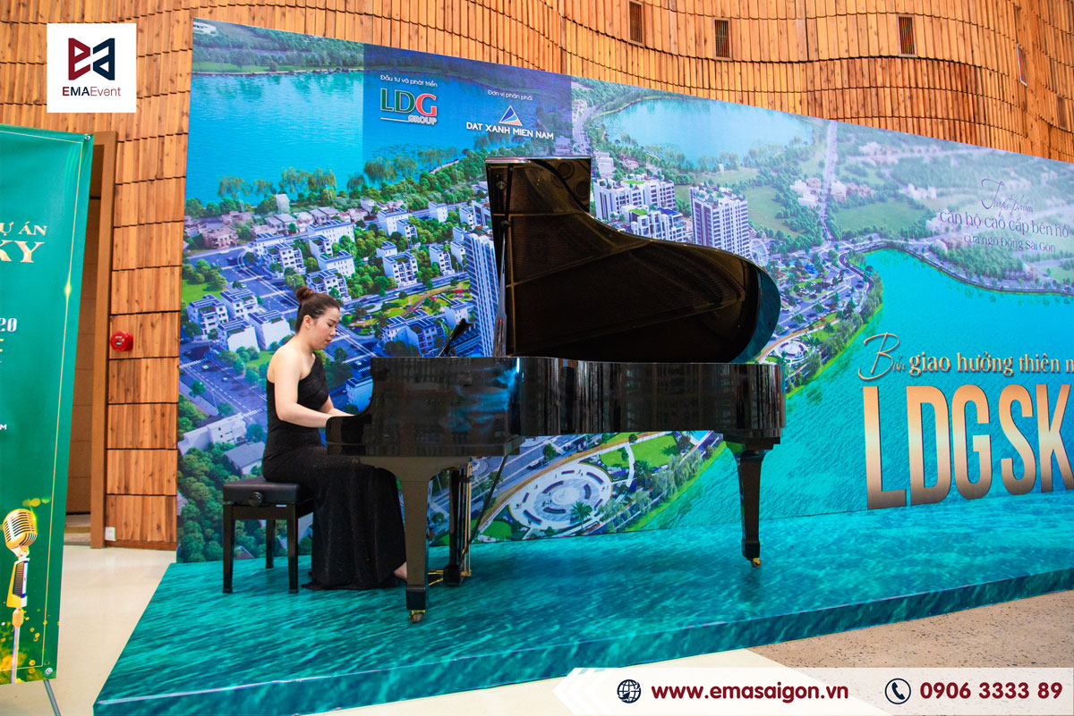 Tại khu vực đón khách, nghệ sĩ dương cầm trình diễn nhiều bản hoà tấu quen thuộc
